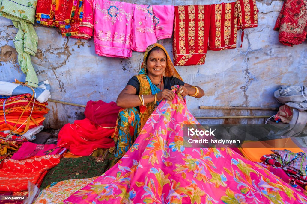 Farben von Indien - Frau verkauft bunte Stoffe auf lokalen Basar - Lizenzfrei Indien Stock-Foto