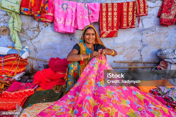 Farben Von Indien Frau Verkauft Bunte Stoffe Auf Lokalen Basar Stockfoto und mehr Bilder von Indien