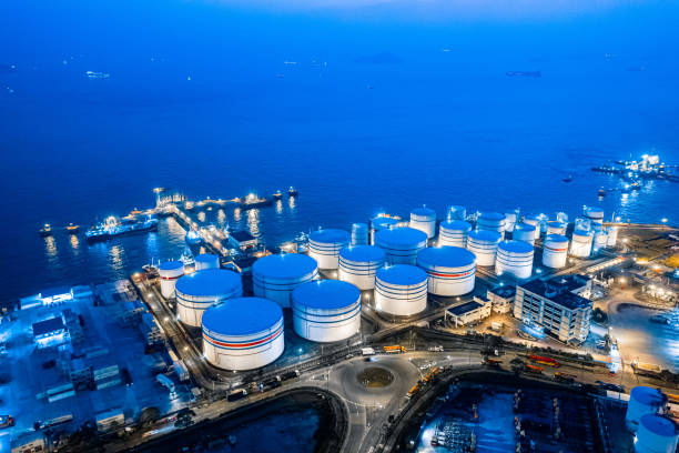 serbatoio di stoccaggio di serbatoio di prodotti chimici liquidi e petrolchimici, vista aerea di notte. hong kong - stazione foto e immagini stock