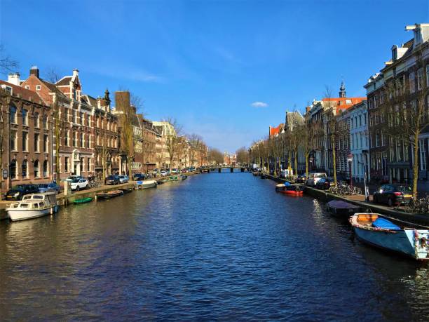 canal et architecture d’amsterdam - magere brug photos et images de collection