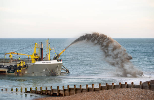 dredger solía devolver la arena perdida a la playa de eastbourne, east sussex - draga fotografías e imágenes de stock