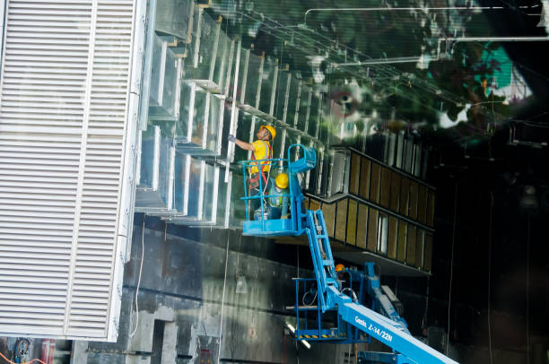 un technicien utilisant des casques de sécurité restant sur un ascenseur pour inspecter la machine de construction - high standard photos et images de collection