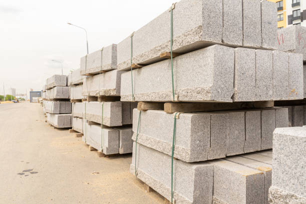 stacks of grey concrete blocks for construction outside - driveway brick paving stone interlocked imagens e fotografias de stock