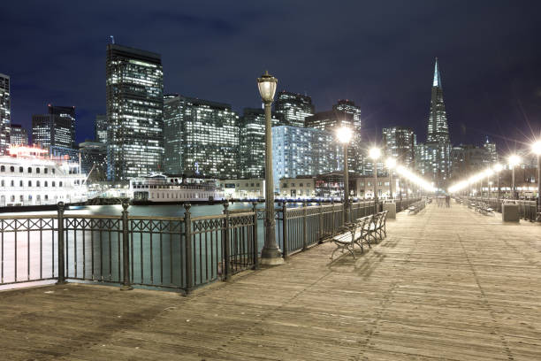 skyline de edificios en el centro de la ciudad desde pier 7, san francisco - pier seven fotografías e imágenes de stock