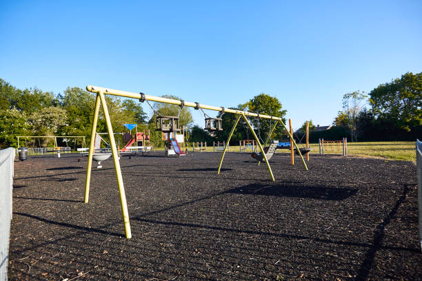 карантинный парк - swing playground empty abandoned стоковые фото и изображения