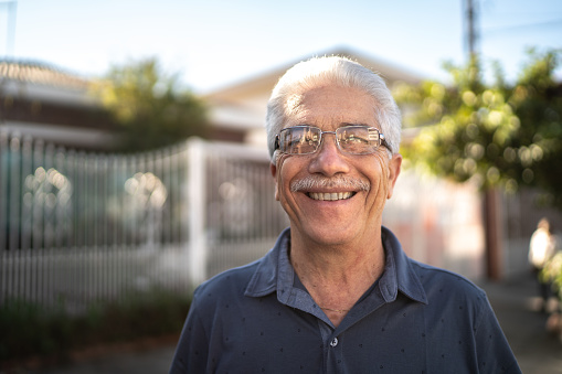 Retrato de un anciano sonriente en la calle photo