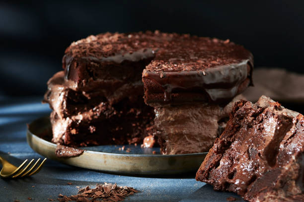 hausgemachte dreilagige schokoladenkuchen - chocolate cake stock-fotos und bilder