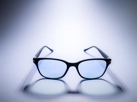 Gafas de bloqueo de luz azul. Gafas de marco negras para filtrar la luz azul del ordenador. Prevenir el síndrome de visión por computadora. Protección ocular photo