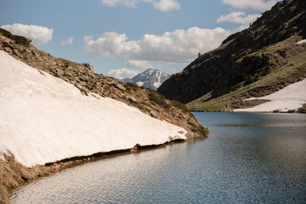 piękne jezioro querol w górskim schronisku w dolinie incles, canillo, andora - mountain valley european alps shade zdjęcia i obrazy z banku zdjęć