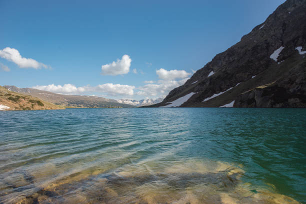 piękne jezioro querol w górskim schronisku w dolinie incles, canillo, andora - mountain valley european alps shade zdjęcia i obrazy z banku zdjęć