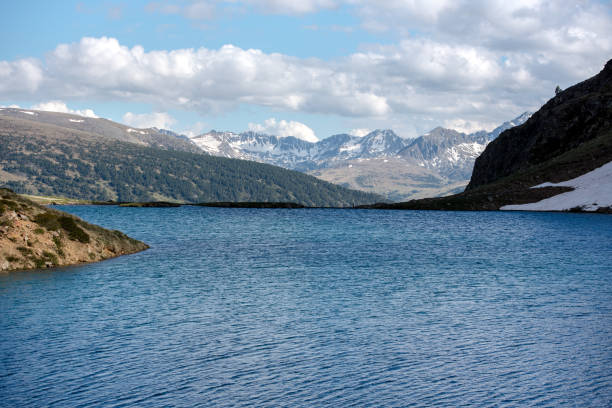 piękne jezioro querol w górskim schronisku w dolinie incles, canillo, andora - mountain valley european alps shade zdjęcia i obrazy z banku zdjęć