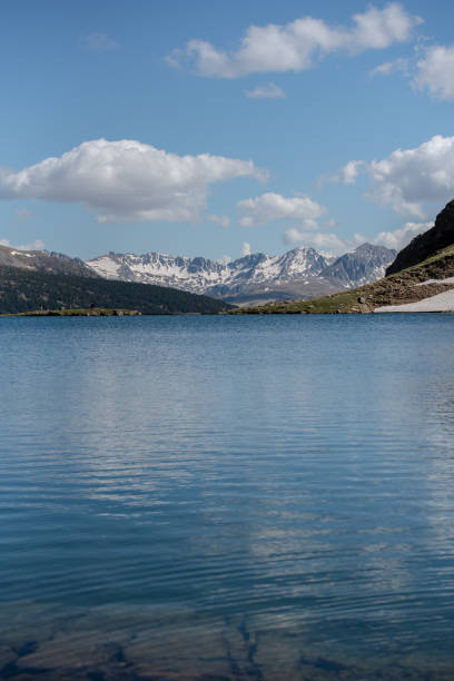 piękne jezioro querol w górskim schronisku w dolinie incles, canillo, andora - mountain valley european alps shade zdjęcia i obrazy z banku zdjęć