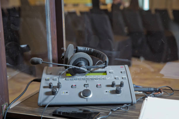 traducteurs cabine . interprétation - microphone et standard dans une cabine d’interprète simultanée . mise au point souple des microphones et des ordinateurs portables sans fil de la conférence dans une salle de réunion. - simultaneous interpreter photos et images de collection