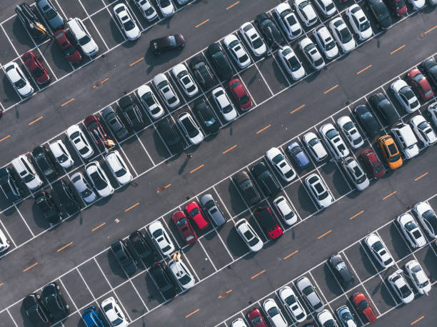 vista de drones de los estacionamientos al aire libre - beijing traffic land vehicle city street fotografías e imágenes de stock