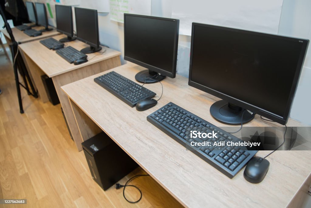 Belachelijk spoelen Stewart Island Two Computers And A Desk Keyboard And Mouse Two Computer Monitors With A  Black Screen On A Desk Stock Photo - Download Image Now - iStock