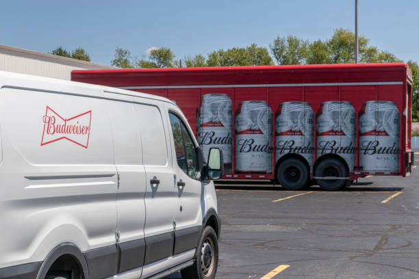 terre haute - circa mayo 2020: camiones de distribución budweiser. budweiser es parte de ab inbev, la compañía de cerveza más grande del mundo. - budweiser fotografías e imágenes de stock