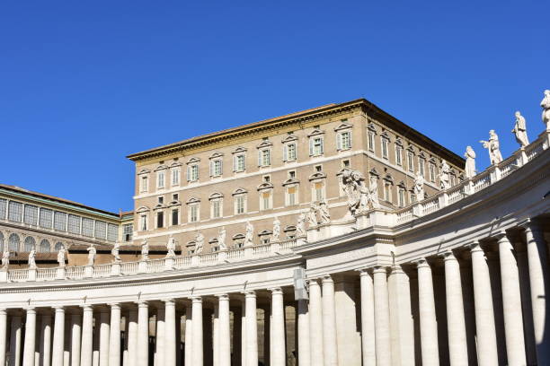 la columnata de bernini y el palacio apostólico con los apartamentos papales en la plaza de san pedro. roma, italia. - st peters basilica fotografías e imágenes de stock