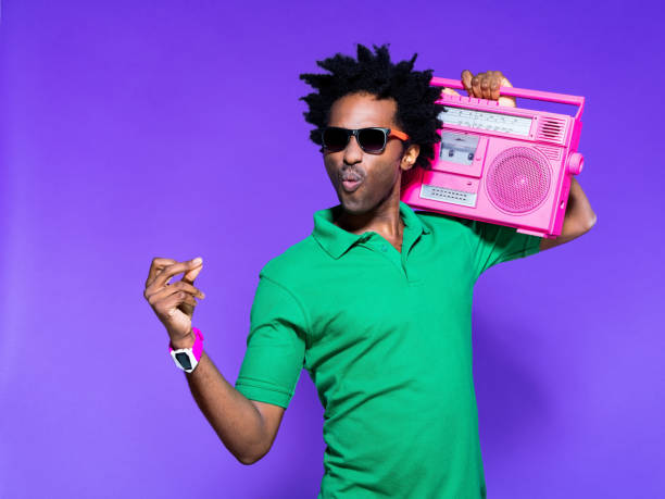 retrato de verano de un joven funky sosteniendo boombox rosa - polo shirt african ethnicity men african descent fotografías e imágenes de stock