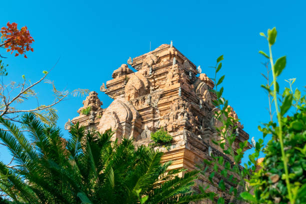 緑の木の葉を持つ赤レンガの壁を持つ仏教寺院の建物の上 - steeple spire national landmark famous place ストックフォトと画像