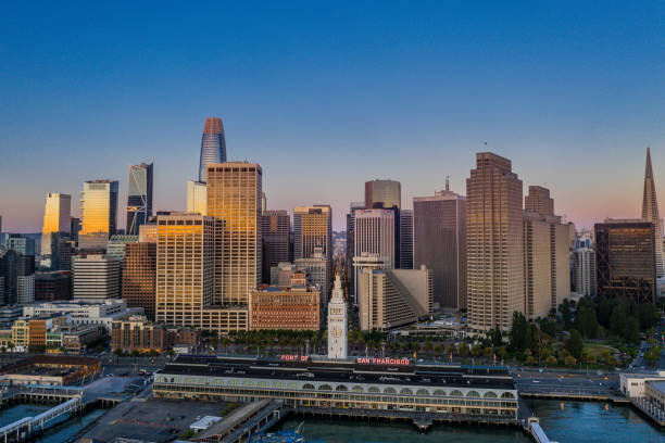 vista aérea del horizonte de san francisco al amanecer - san francisco county skyline panoramic night fotografías e imágenes de stock