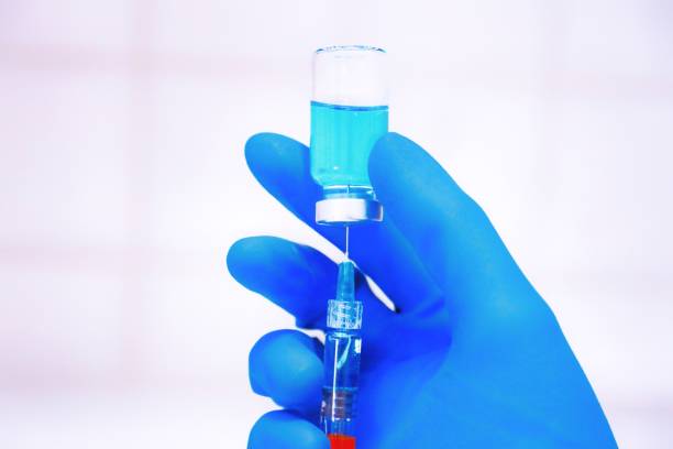 Vaccination healthcare concept. Hands of doctor or nurse in medical gloves injecting. jeringa de aguja de la aguja de la inyección de gripe de la dosis del vial de la vacuna, «conceptión médico, tratamiento de la inyección hipodérmica para la enfermedad del hospital de la prevención de la enfermedad enfermedad enfermedad baby child.b