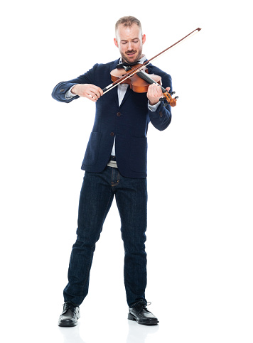 Man playing the violin on colored background