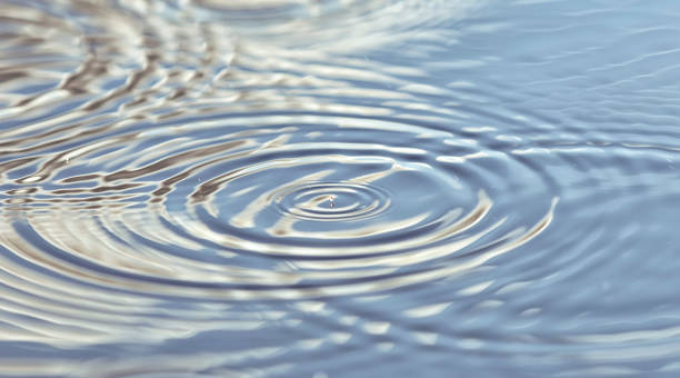 goccioline rotonde d'acqua sopra i cerchi sull'acqua. increspature sulla consistenza del mare. anelli d'acqua ravvicinati - lake sea seascape water foto e immagini stock