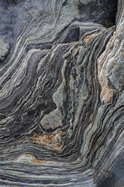 natürliche felstextur hintergrund am strand im norden spaniens - stone nature eroded cliff stock-fotos und bilder