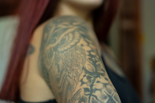 Pelo rojo, Mujer Joven con Tatuajes, Cara de chica de jengibre pelirroja encantadora photo