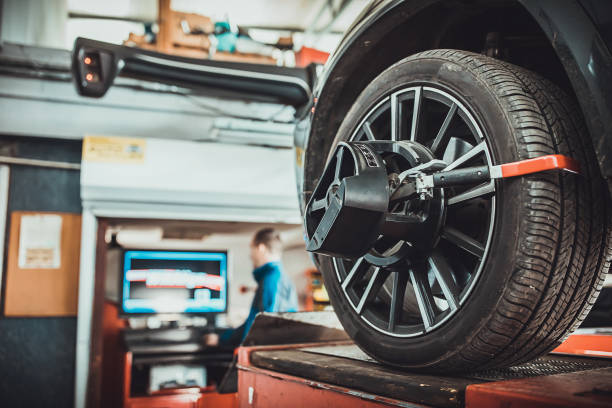 equipamento de alinhamento da roda em uma roda de carro em uma estação de reparo - repairing computer work tool conformity - fotografias e filmes do acervo