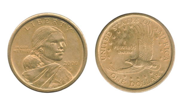 sacagawea una moneda de un dólar de los estados unidos aislado sobre un fondo blanco. anverso y reverso. - brass eagle fotografías e imágenes de stock