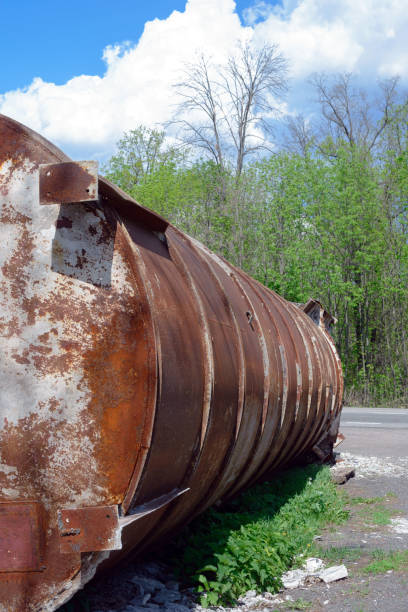 vecchia costruzione in metallo arrugginito vicino alla strada. carro armato abbandonato. - rusty storage tank nobody photography foto e immagini stock