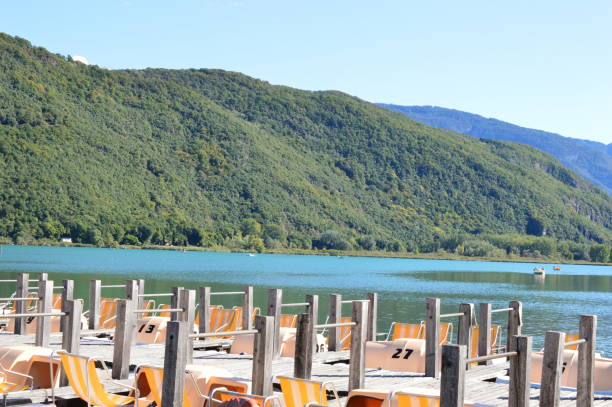 lago caldaro - lake caldaro fotografías e imágenes de stock