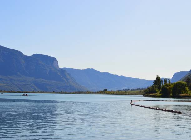 lago caldaro - lake caldaro fotografías e imágenes de stock