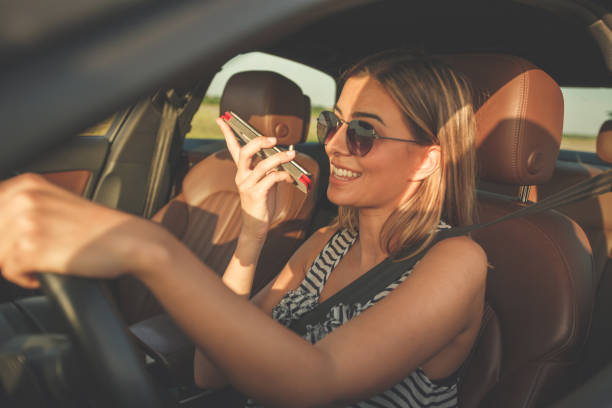 evite el uso del teléfono del teléfono inteligente mientras conduce su coche - women solitude enjoyment 20s fotografías e imágenes de stock
