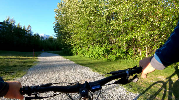 guidour passé de pov d’un vélo électrique sur un chemin de terre - personal perspective mountain biking mountain bike cycling photos et images de collection