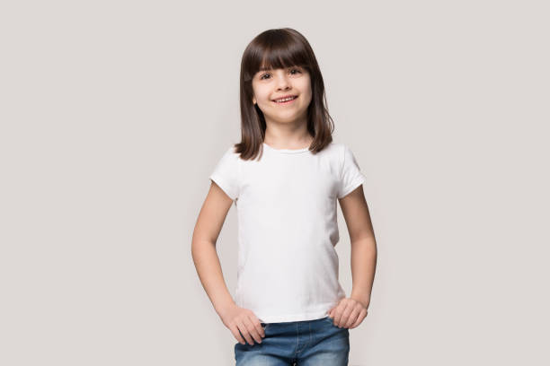 retrato de cabelo de franja sorridente estilizado gracinha pouco. - t shirt child white portrait - fotografias e filmes do acervo