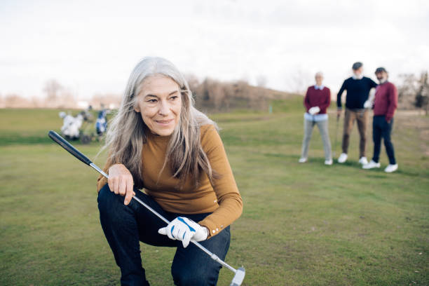 retrato de uma idosa que levou um tiro de golfe - golf women female concentration - fotografias e filmes do acervo