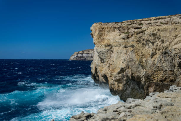 ventana de azure que falta con fuertes olas en diferentes vistas, gozo, malta - gozo malta natural arch natural phenomenon fotografías e imágenes de stock