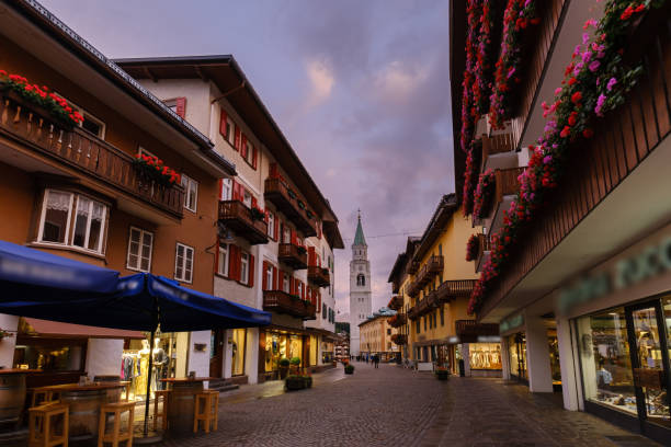 cortina d'ampezzo, centro città al crepuscolo - cortina dampezzo foto e immagini stock