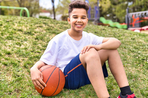 昼間の庭でティーンアフロアメリカの少年 - basketball teenager nature outdoors ストックフォトと画像