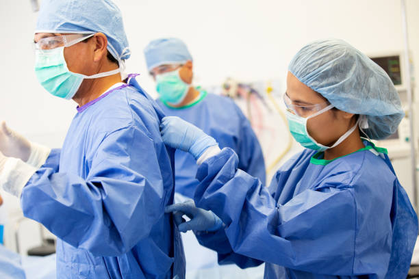 cirujano preparándose para operar - hair net nurse scrubs asian ethnicity fotografías e imágenes de stock