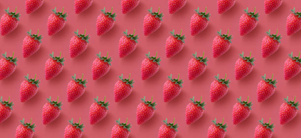 bunte nahtlose muster aus roten erdbeeren auf rotem hintergrund - zitrusfrucht grafiken stock-fotos und bilder