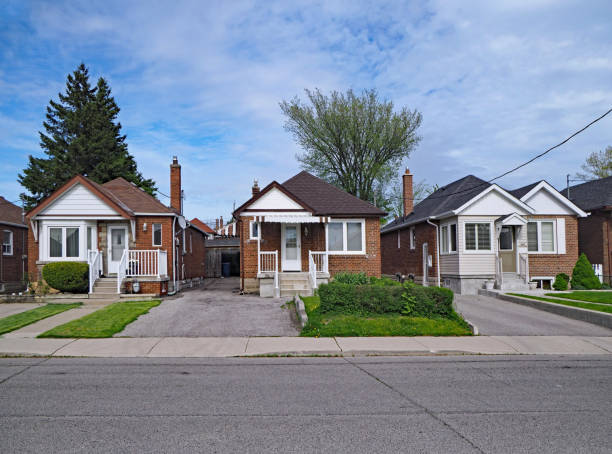 calle con antiguos bungalows de clase trabajadora estilo 1950 - suburb fotografías e imágenes de stock