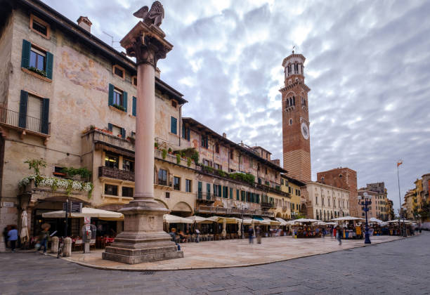 piazza delle erbe verona, włochy - torre dei lamberti zdjęcia i obrazy z banku zdjęć