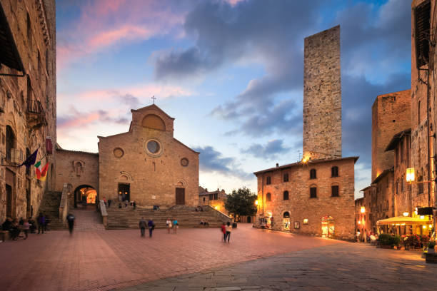 san gimignano piazza duomo, plaza de la ciudad en el crepúsculo - san gimignano fotografías e imágenes de stock