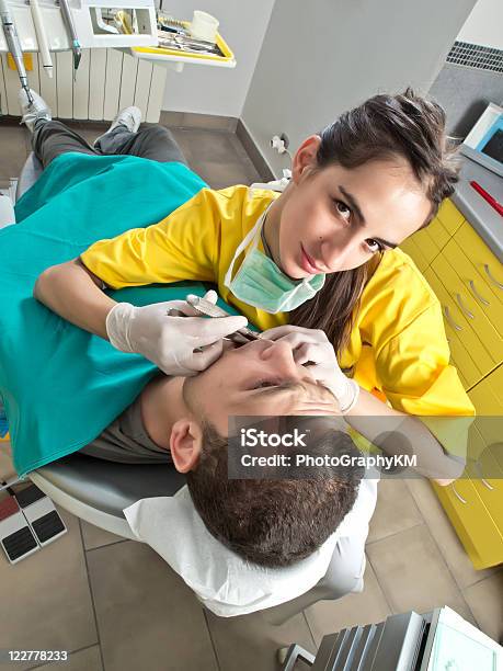 Zahnarzt Extrahierten Einen Zahn Zu Patienten Stockfoto und mehr Bilder von Aktenschrank - Aktenschrank, Arbeiten, Ausrüstung und Geräte