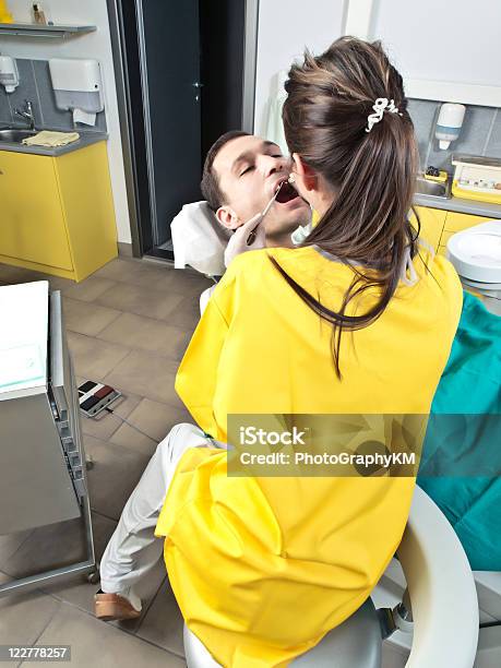 Dentista Dà Al Rimedio In Pazienti Dente - Fotografie stock e altre immagini di Acciaio - Acciaio, Accudire, Adulto