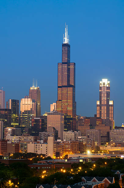 skyline von chicago bei dämmerung. - sears tower stock-fotos und bilder