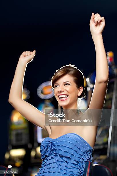 Glamoroso Mulher Celebrando A Vitória - Fotografias de stock e mais imagens de Adulto - Adulto, Brincar, Casino